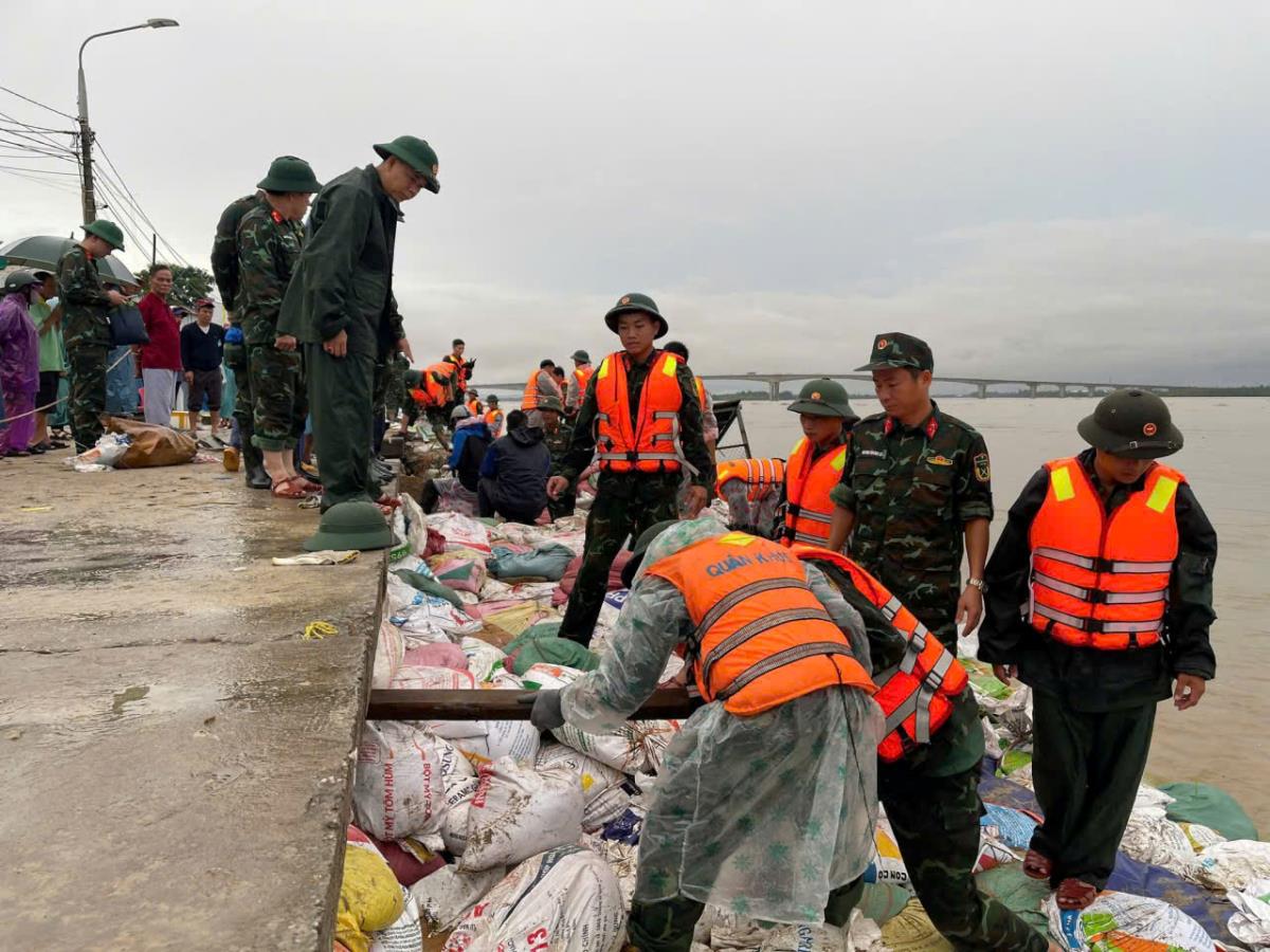 Đại tá Trần Hữu Ích (thứ 3 bên trái) cùng lực lượng quân sự khảo sát sạt lở ven biển bằng flycam.