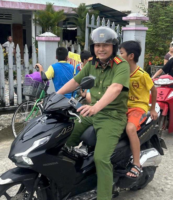 Công an xã Tam Mỹ đưa 2 em học sinh mê chơi game về nhà.