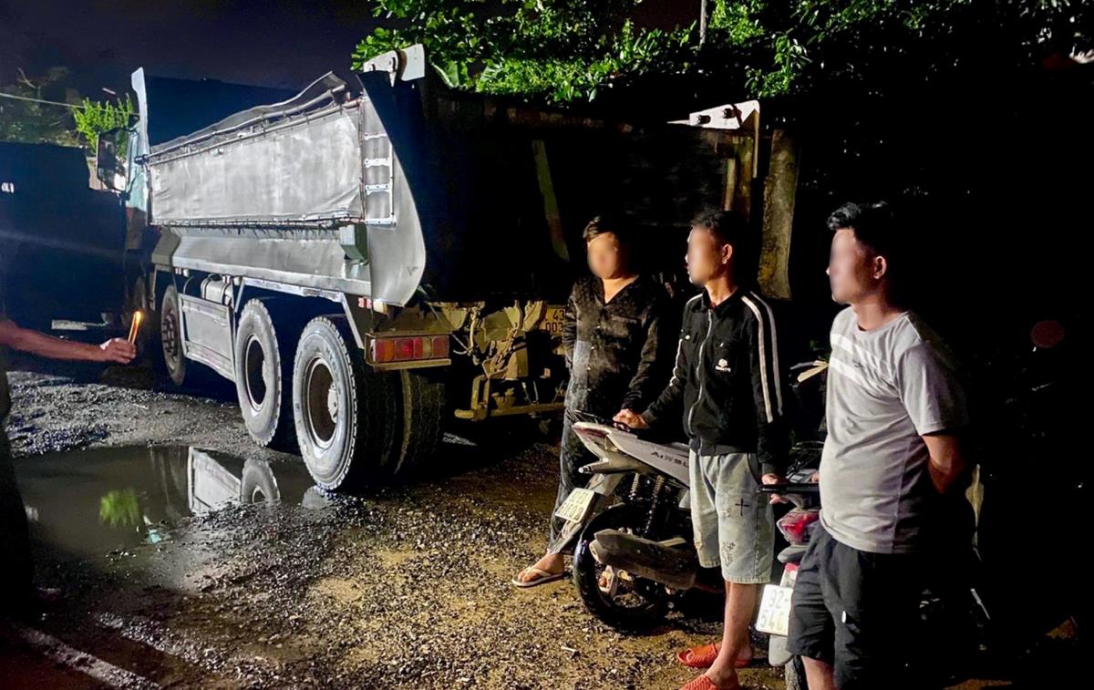 3 “con nghiện” bị bắt tại hiện trường.