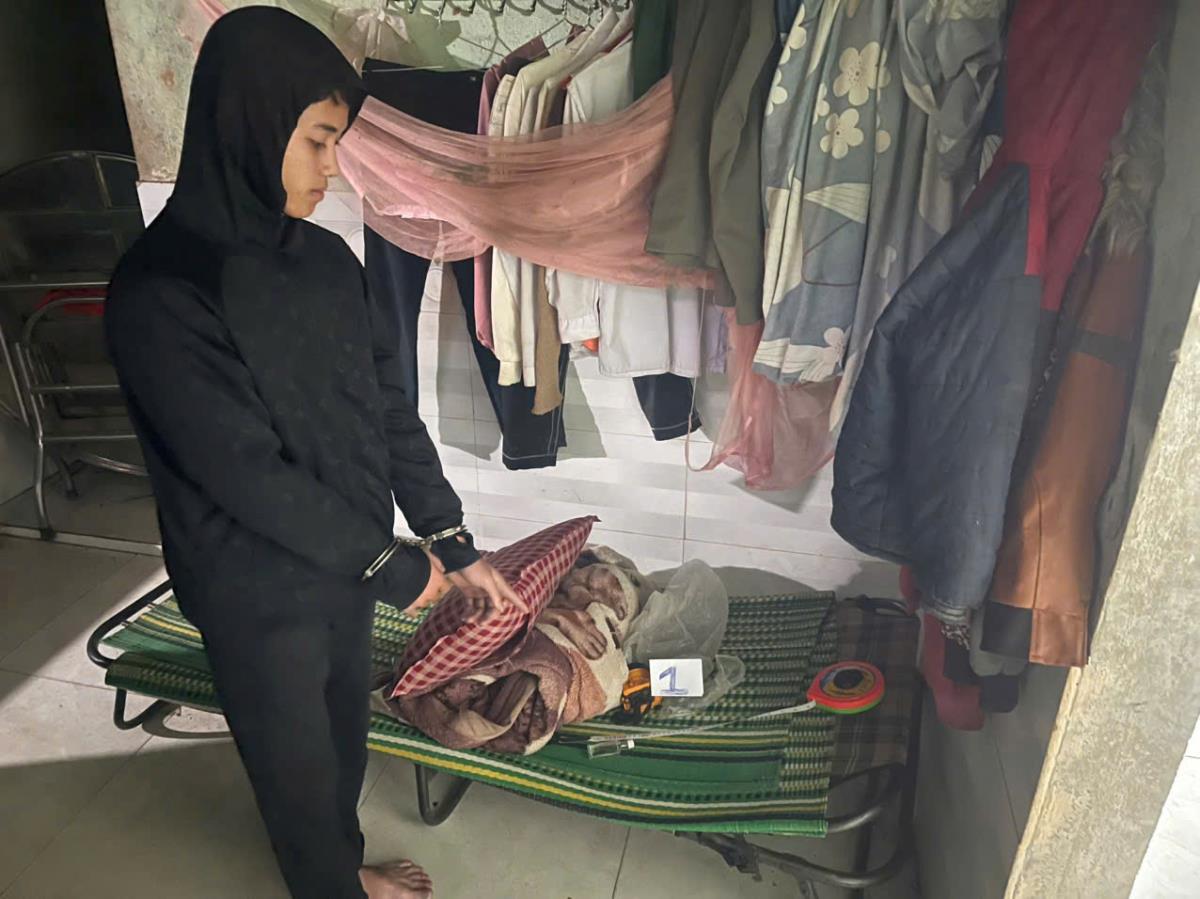 Đối tượng Nguyên thực nghiệm hiện trường 1 vụ trộm.