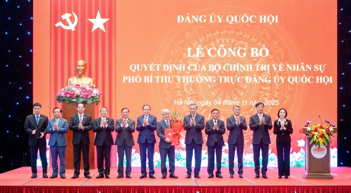 Đồng chí Trần Cẩm Tú, Ủy viên Bộ Chính trị, Thường trực Ban Bí thư, Bí thư Đảng ủy các cơ quan Đảng Trung ương trao quyết định chỉ định Bí thư Đảng ủy Tòa án nhân dân Tối cao nhiệm kỳ 2025 - 2030 cho đồng chí Nguyễn Văn Quảng.