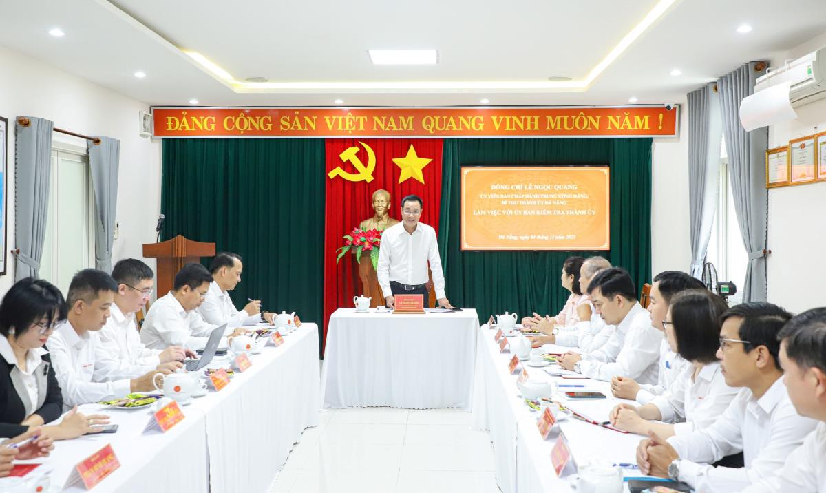 Chủ nhiệm Ủy ban Kiểm tra Thành ủy Lê Thị Mỹ Hạnh báo cáo tại buổi làm việc.