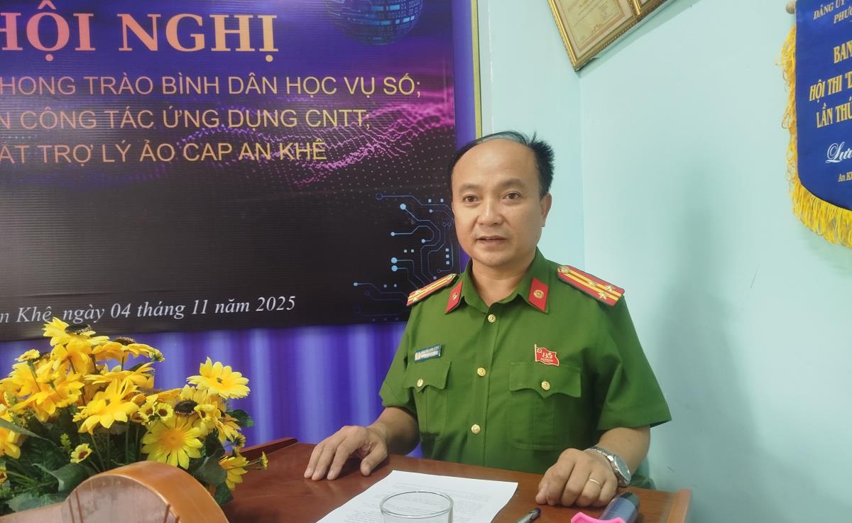 PGS, TS Trần Mạnh Huy trình bày các kiến thức, kỹ năng, ứng dụng chuyển đổi số cho cán bộ, chiến sĩ Công an phường An Khê.