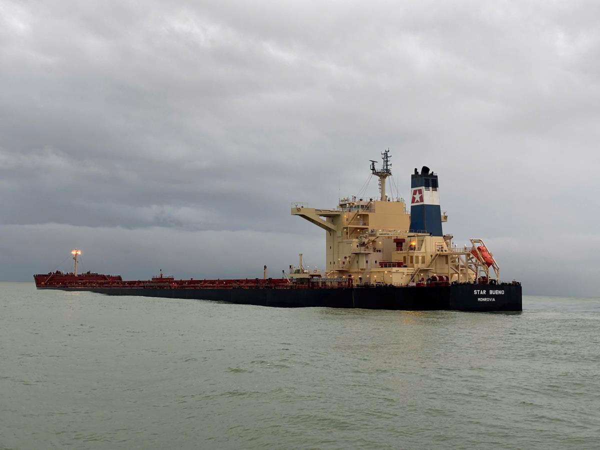 Tàu chở 175.000 tấn quặng sắt mắc cạn ở Dung Quất.