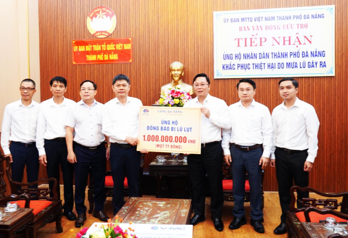 Phòng CSKT CATP Đà Nẵng trao quà cho bà con vùng lũ.