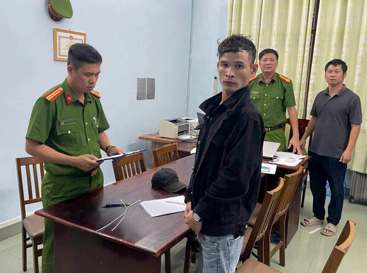 Công an phường Đồng Hới thi hành lệnh tạm giữ đối với Nguyễn Công Tâm.