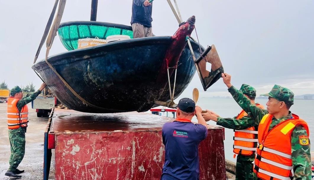 Đồn Biên phòng Ga Ry cử 20 cán bộ, chiến sĩ tham gia hỗ trợ 10 hộ dân thôn H’juh (xã Hùng Sơn) ở khu vực có nguy cơ sạt lở cao, tháo dỡ nhà di dời sang khu tái định cư.