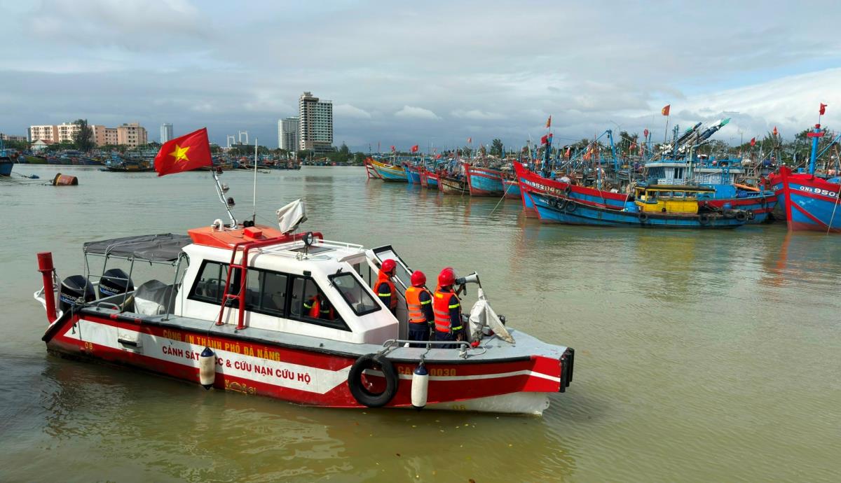 Các tàu kinh doanh xăng dầu được lực lượng Công an yêu cầu neo đậu tại khu vực riêng, tránh xa khu vực tàu cá.
