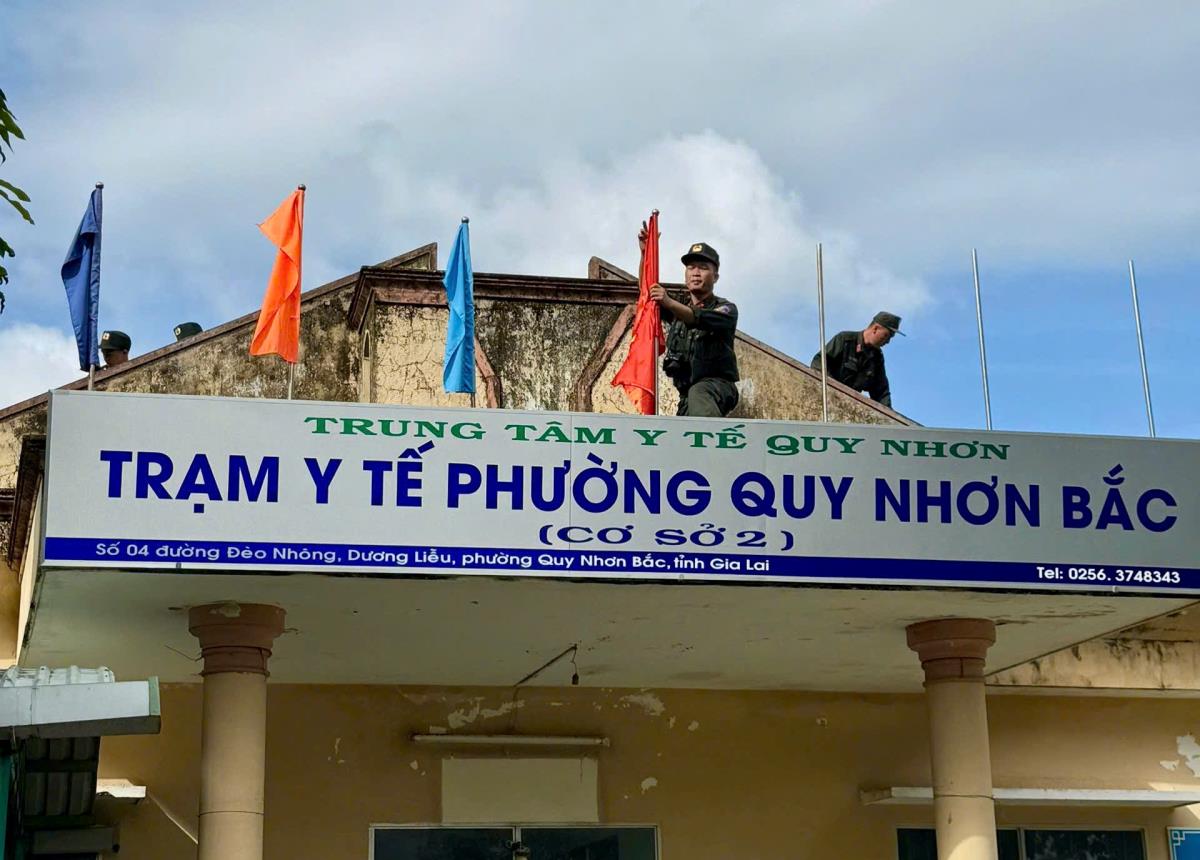 CSCĐ Nam Trung bộ gia cố mái tôn chợ Bình Hải.