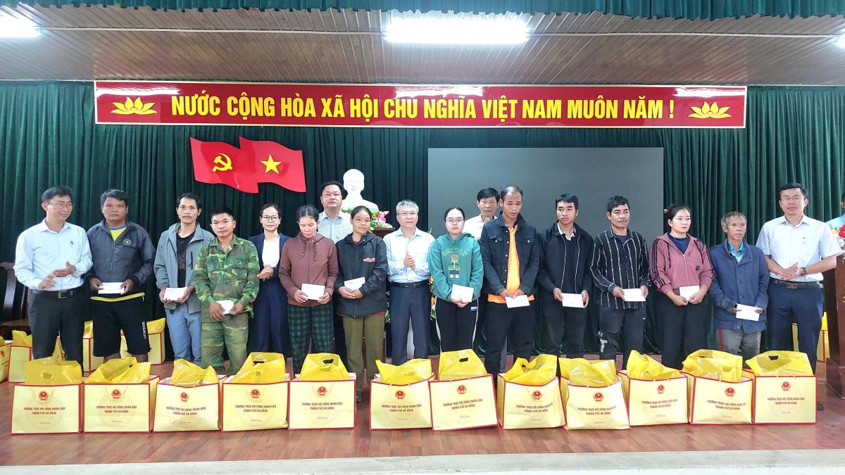 Chủ tịch HĐND thành phố Nguyễn Đức Dũng tặng quà cho người dân xã Bến Giằng.