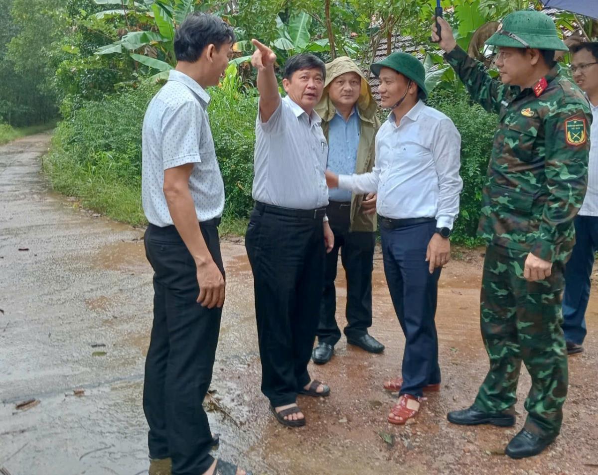 Phó Bí thư Thành ủy Đà Nẵng Ngô Xuân Thắng kiểm tra vận hành điều tiết nước tại hồ Phú Ninh.