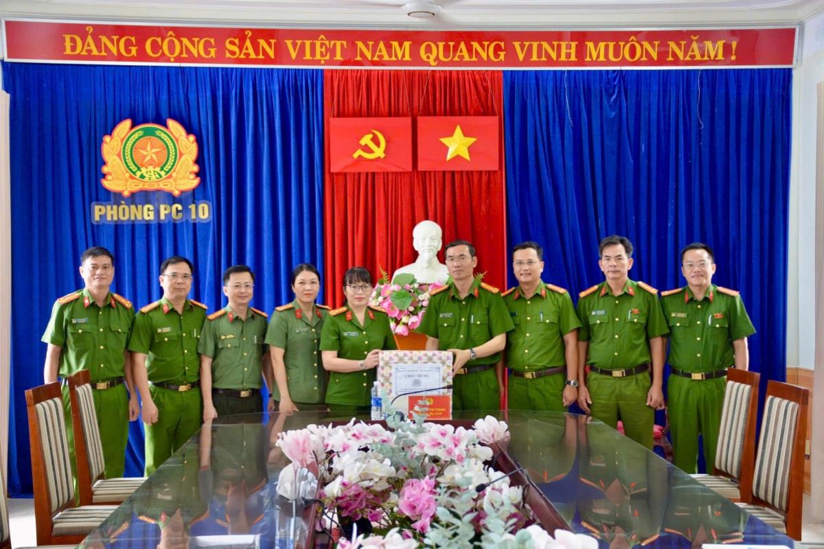 Đại tá Võ Thị Trinh – Phó Giám đốc Công an TP chúc mừng và tặng quà Phòng Cảnh sát THAHS và HTTP.