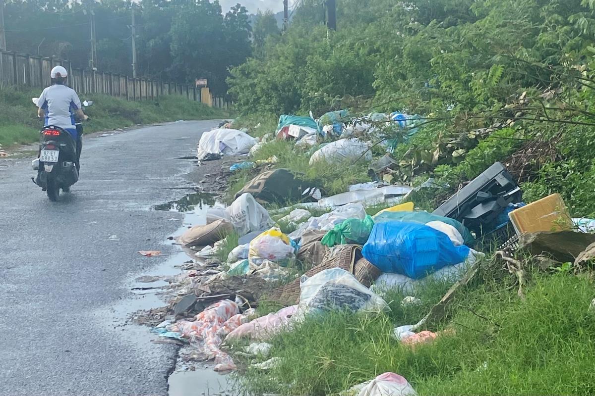 Rác đổ đầy dọc tuyến đường Nam Cao nối dài thuộc địa bàn phường Hòa Khánh (Đà Nẵng).