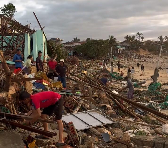 Công an phường Bàn Thạch hỗ trợ người dân khắc phục hậu quả sau bão.