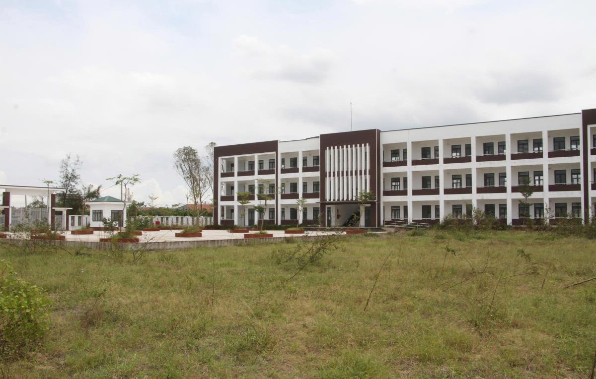 Con đường dẫn vào Trường THCS Nghi Ân cơ sở 2 xuống cấp.