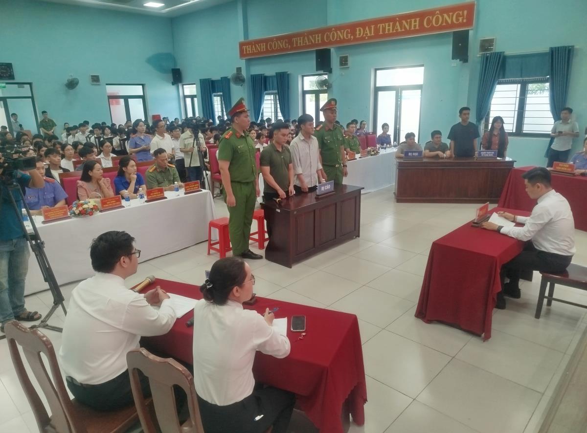 Thanh thiếu niên giao nộp hung khí trước khi diễn ra phiên tòa giả định.