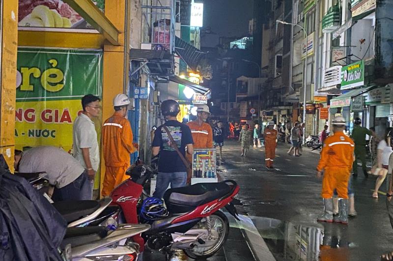 Nhân viên điện lực kiểm tra khu vực hiện trường để tìm hiểu nguyên nhân vụ việc.