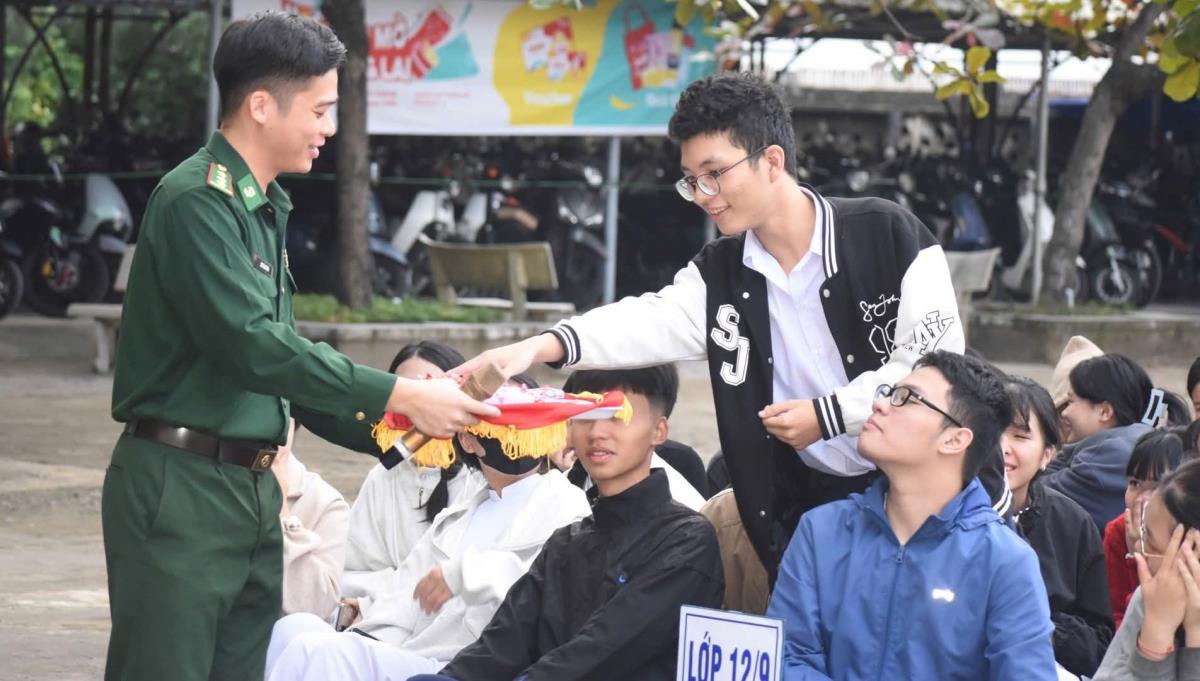 Cán bộ Phòng CSMT Công an TP Đà Nẵng tuyên truyền phòng, chống ma túy cho học sinh trường THPT Ngô Quyền.