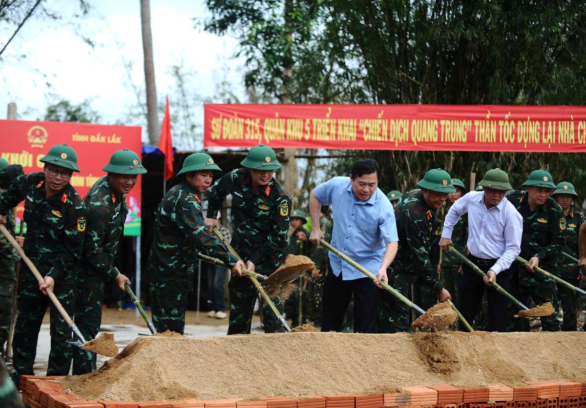 Chủ tịch UBND tỉnh Gia Lai Phạm Anh Tuấn kiểm tra quy hoạch tái định cư vùng thiên tai.