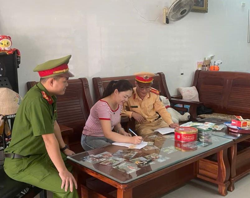 Lực lượng Công an đến tận nhà hướng dẫn người dân cập nhật tình trạng phương tiện.