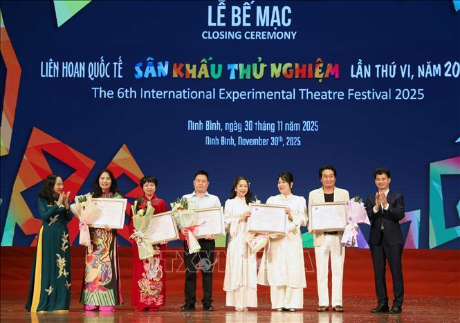 Ban Tổ chức trao Huy chương Vàng cho các tác phẩm tại liên hoan.