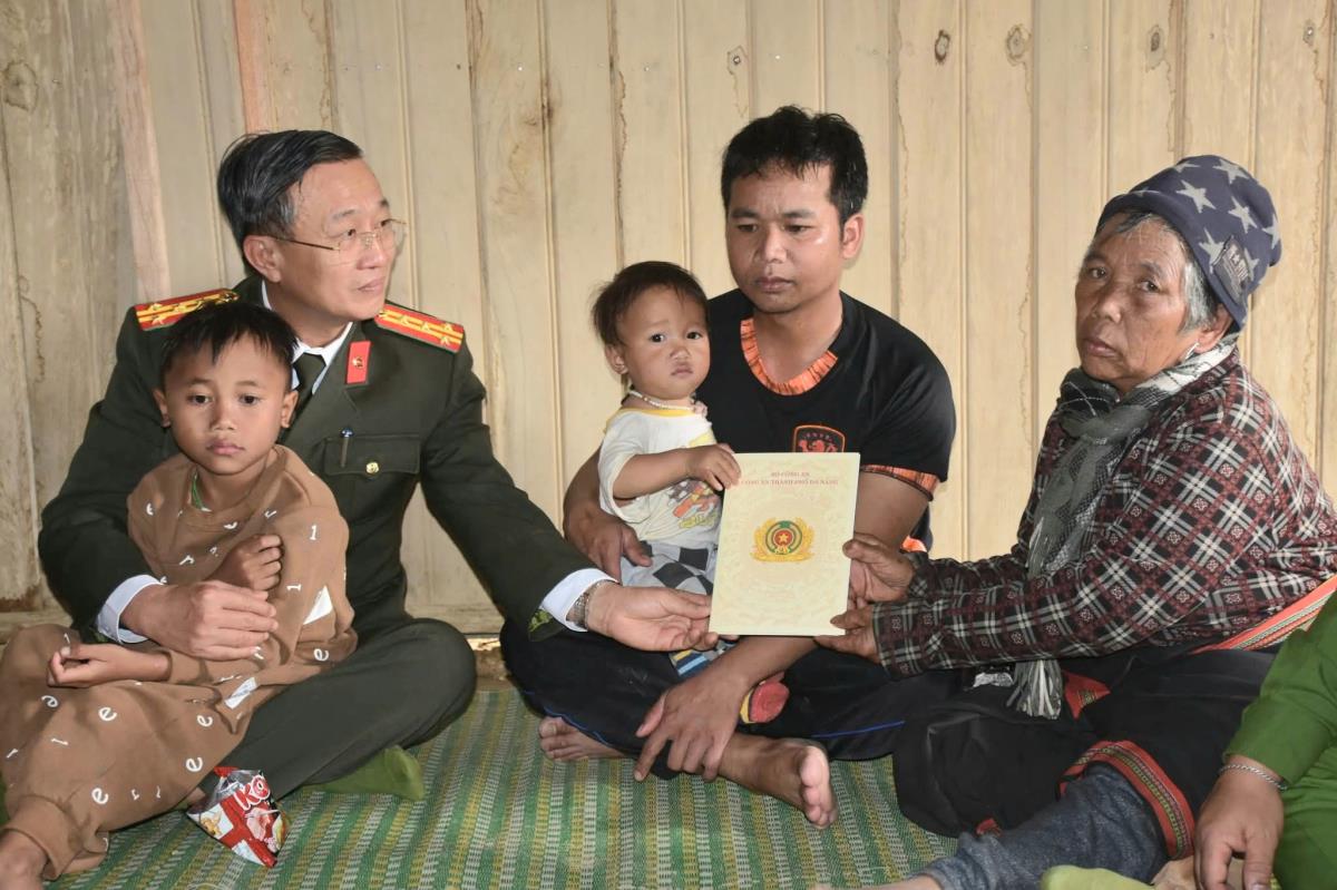 Đại tá Nguyễn Thành Long thăm, động viên lực lượng bảo vệ ANTT cơ sở xã A Vương và Công an xã Hùng Sơn