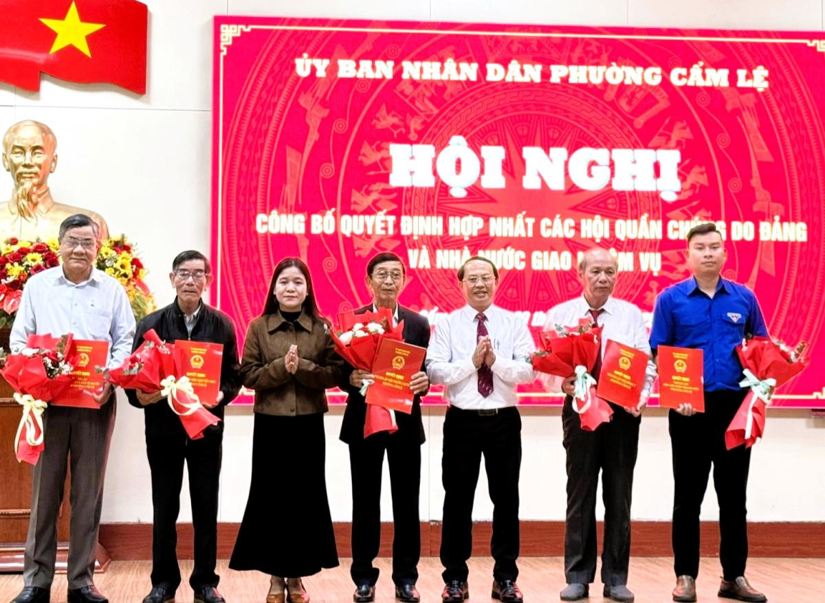 Lễ công bố quyết định sáp nhập 5 hội quần chúng.