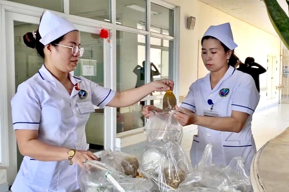 Những suất ăn 0 đồng được trao tận tay người bệnh, mang đến sự ấm áp trong những ngày điều trị.