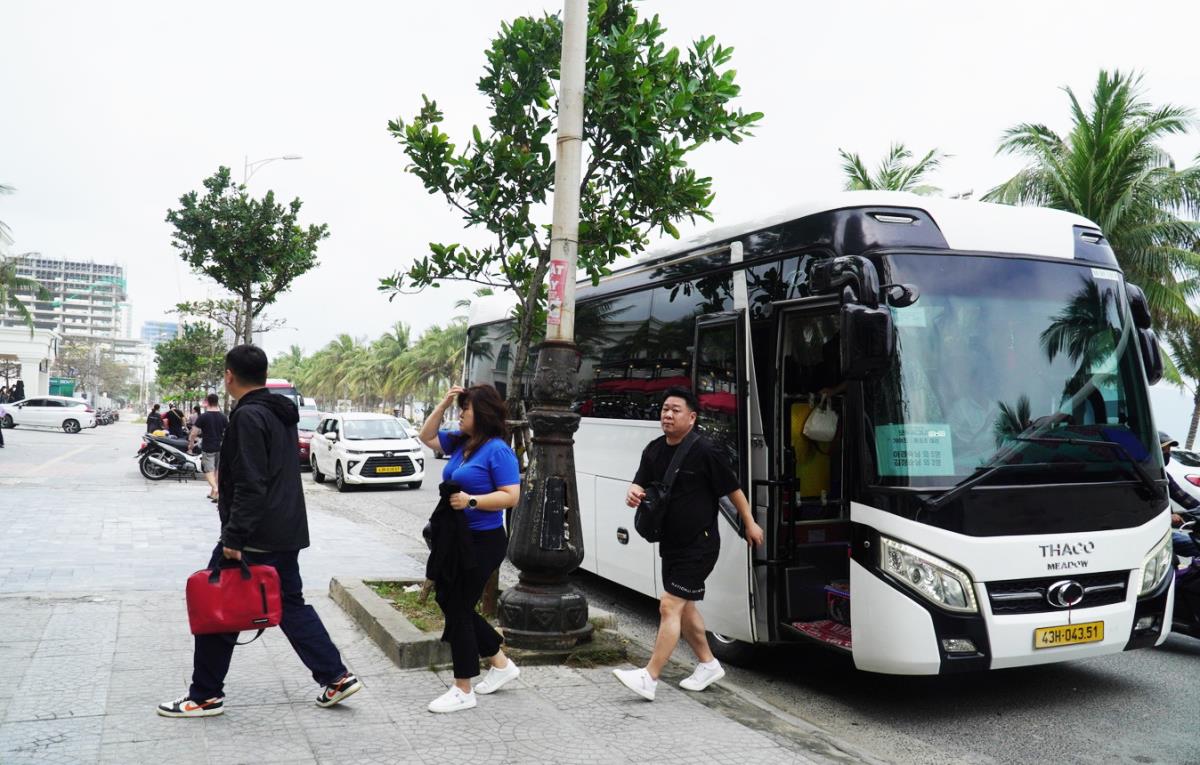 Thanh tra Sở Xây dựng TP Đà Nẵng kiểm tra 1 trường hợp vận chuyển khách du lịch bằng ô-tô.