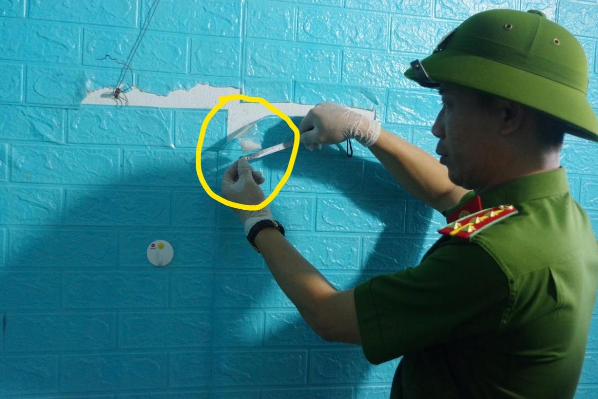 Công an phát hiện Vĩnh giấu gói ma túy “đá” sau tấm xốp dán tường.