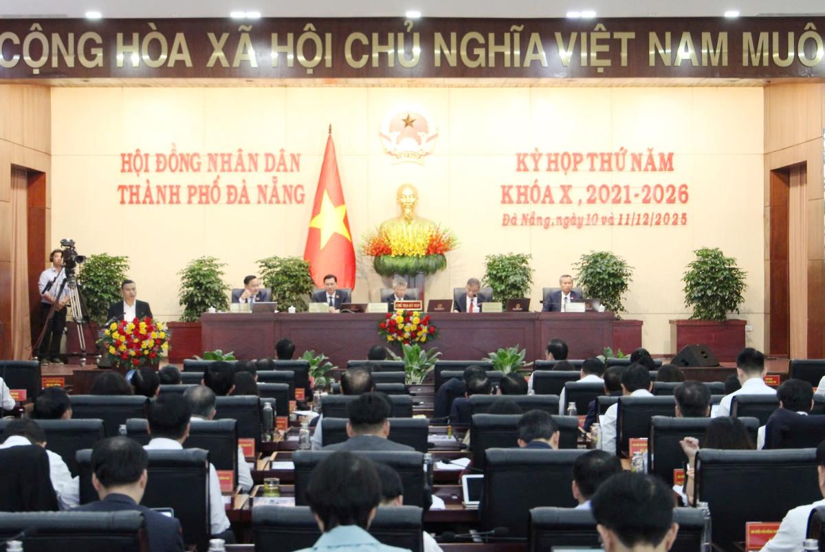 Lãnh đạo thành phố tặng hoa chúc mừng ông Phan Văn Bình và ông Trần Thắng Lợi.