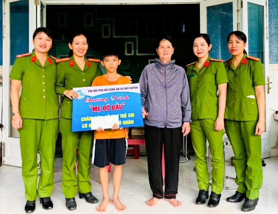 Chi hội Phụ nữ Công an xã Duy Xuyên nhận đỡ đầu cho em Thắng.