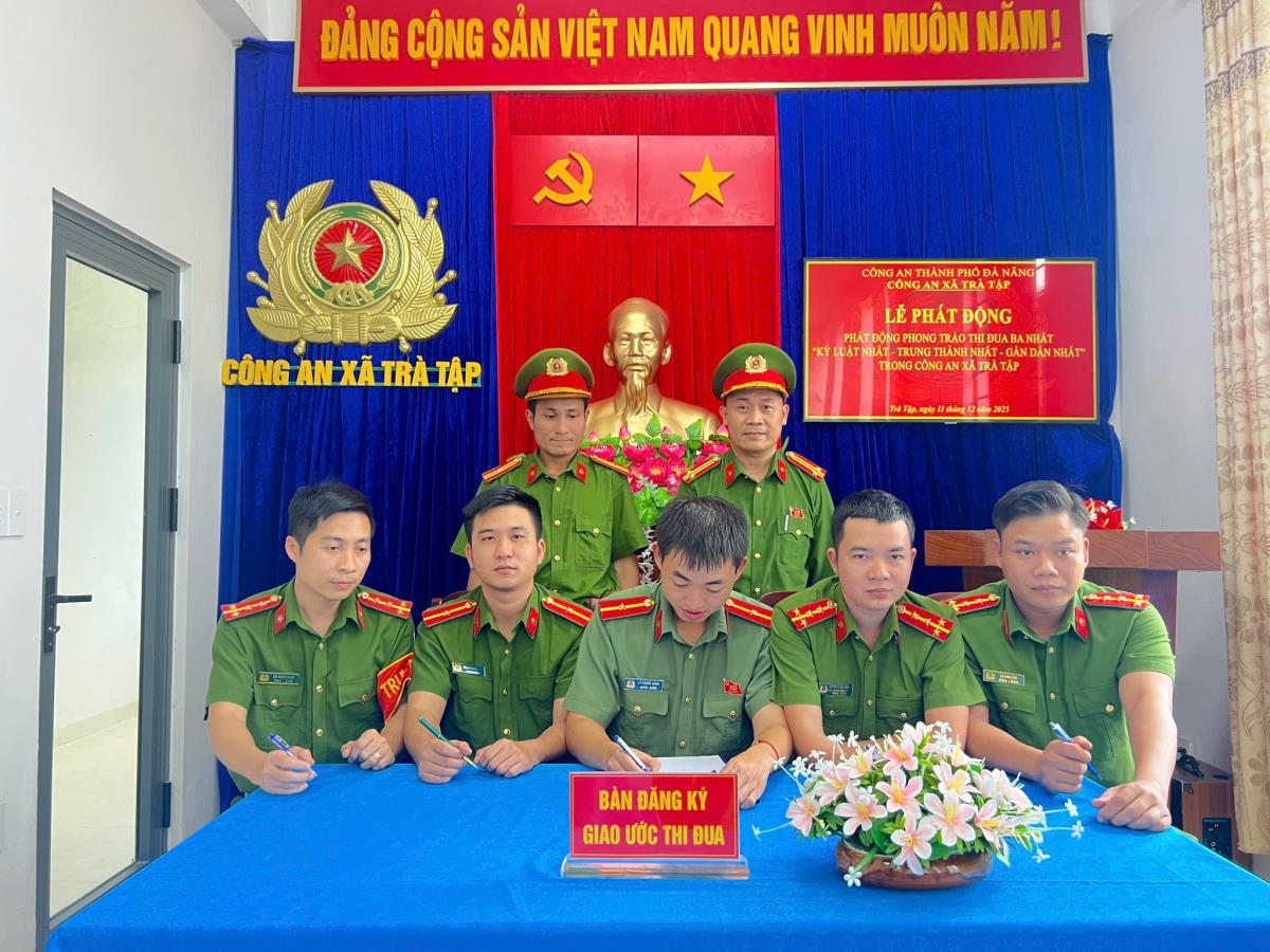Đại diện 5 Tổ công tác Công an xã Trà Tập đã đăng ký giao ước thi đua.