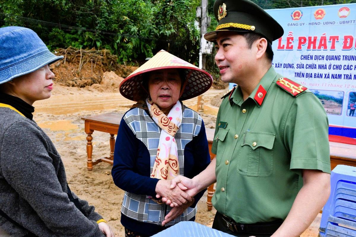 Lực lượng Công an hỗ trợ xây dựng lại nhà cho người dân.