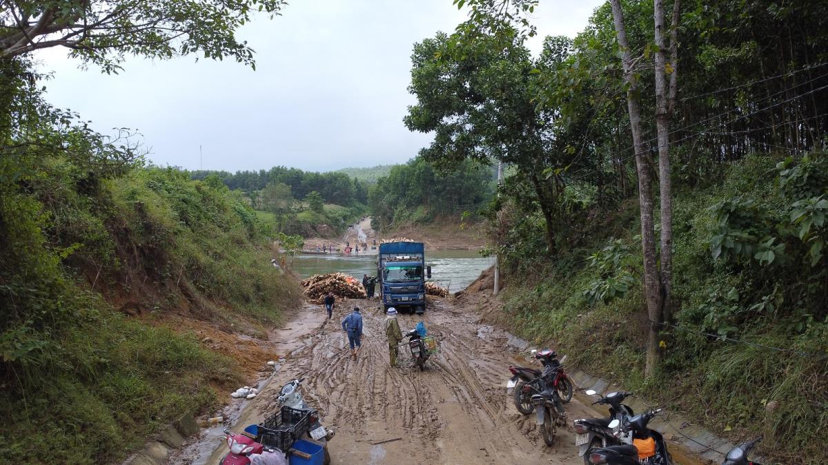 Ngầm Sông Tum trên tuyến ĐT615B bị hư hỏng gây chia cắt 2 địa phương.