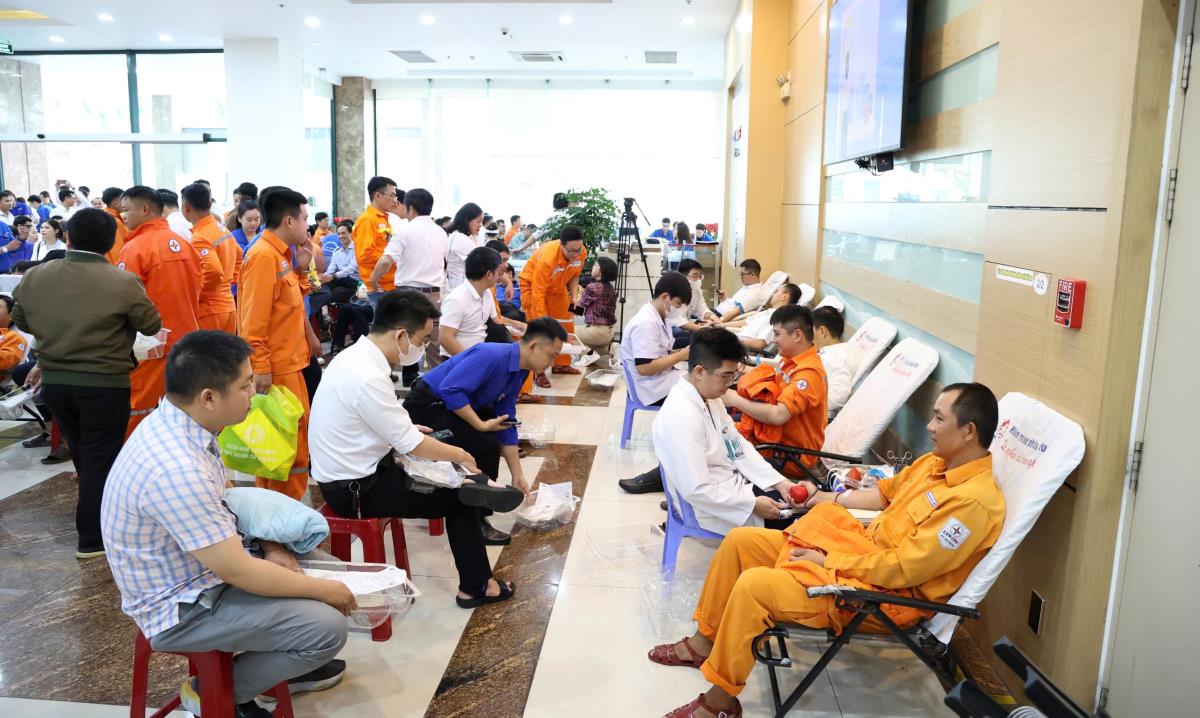 Cán bộ, công nhân ngành điện tham gia hiến máu nhân đạo.