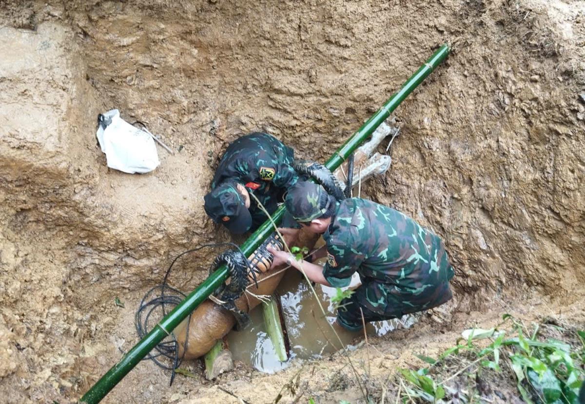 Lực lượng chức năng xử lý an toàn quả bom MK81.