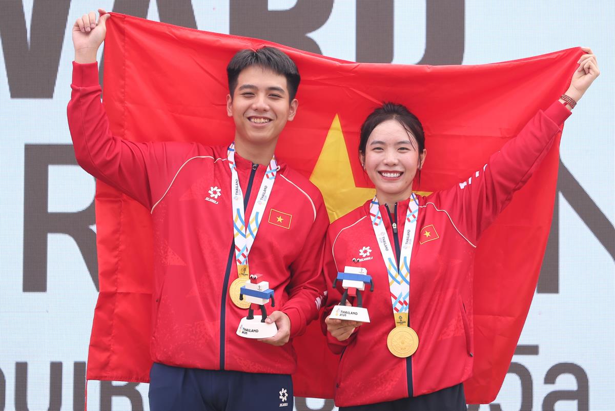 Niềm vui nhận HCV của Tuyền và Quang.