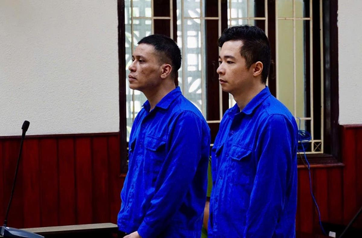 Hai bị cáo Nguyễn Việt Bắc (bên trái) và Trần Ngọc Minh tại phiên tòa.