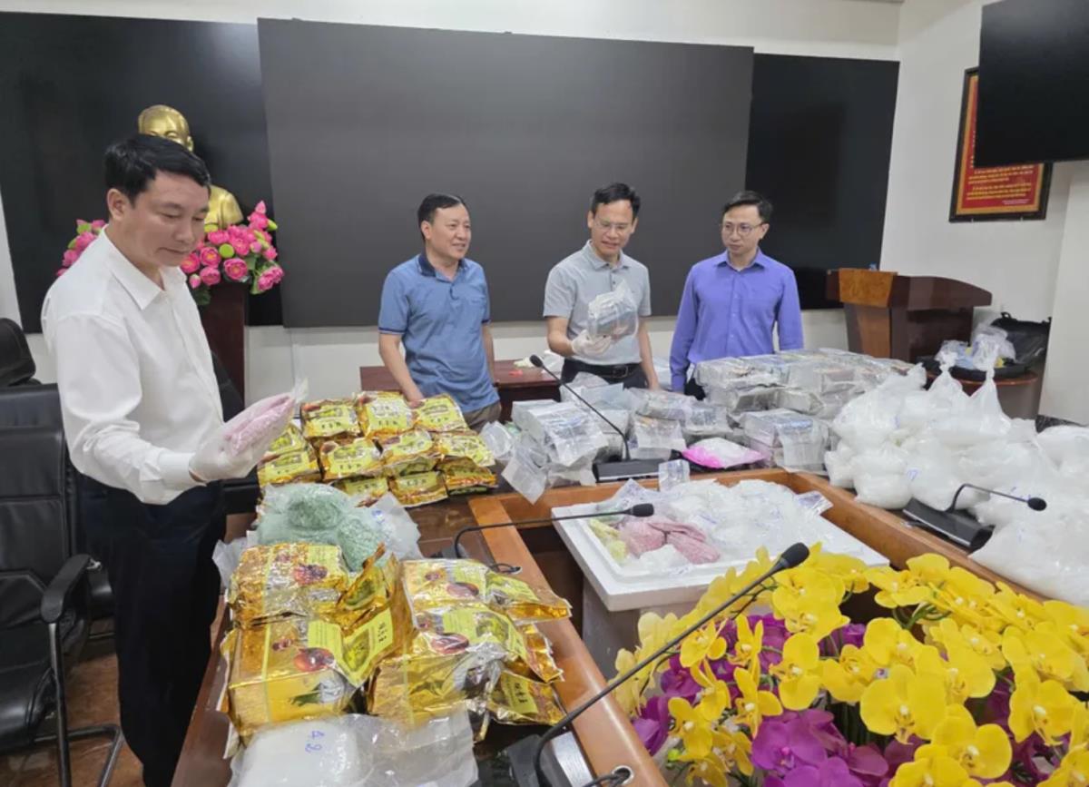 3 đối tượng bị bắt tại kho hàng ở phường Đông Hòa (TP HCM) và số ma túy, súng đạn ban chuyên án thu giữ được.