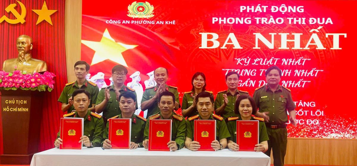 Lãnh đạo CAP An Khê và Chi Hội Cựu CAND phường An Khê ký triển khai Quy chế phối hợp.