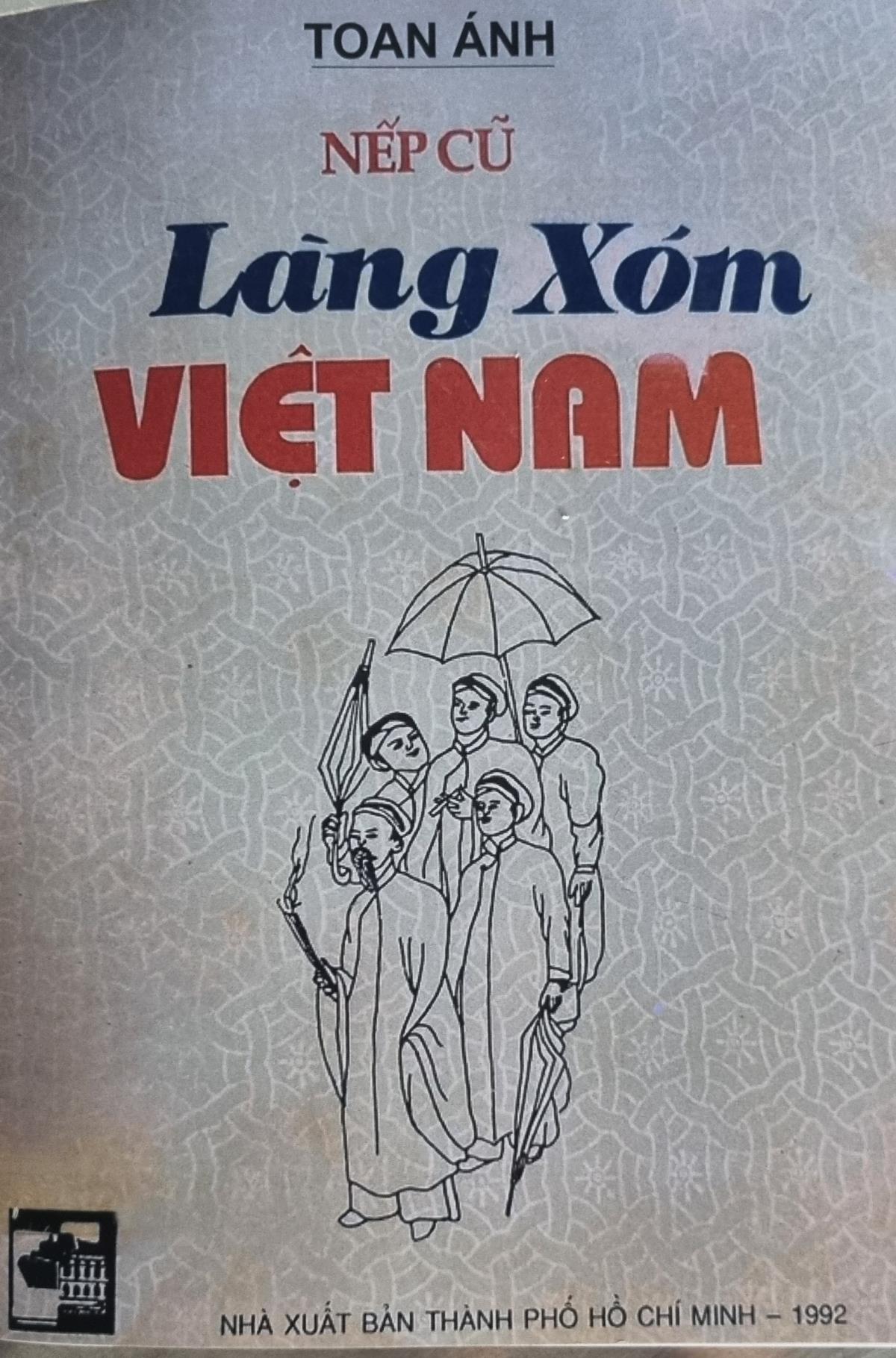 Bìa sách "Nếp cũ làng xóm Việt Nam" của Toan Ánh đã ghi chép lại nhiều nét văn hóa của người Việt trên các lĩnh vực của đời sống xã hội.