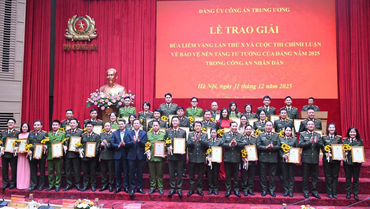 Phóng viên Chuyên đề Công an TP Đà Nẵng nhận giải B Giải Báo chí toàn quốc về xây dựng Đảng lần thứ X trong CAND.