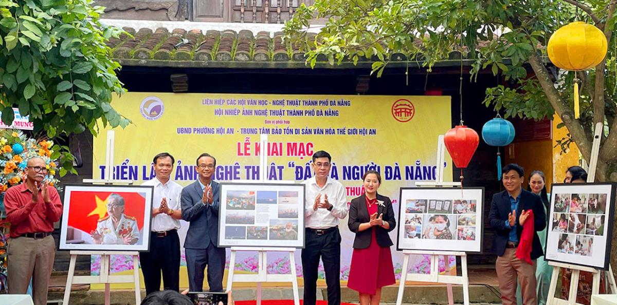 Các đại biểu tại Lễ khai mạc triển lãm ảnh "Đất và Người Đà Nẵng".