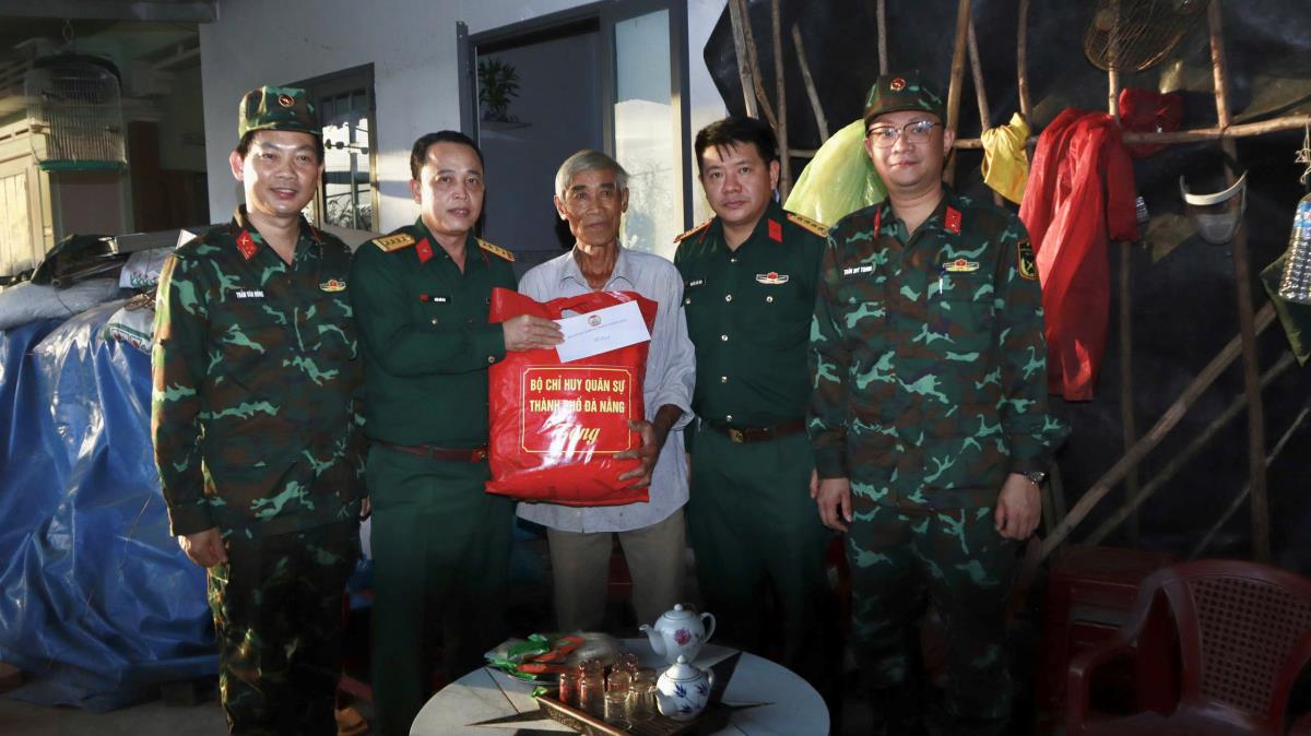 Đại tá Trần Hữu Ích kiểm tra, thăm động viên 5 đội thợ đang trực tiếp tham gia dựng lại nhà ở cho các hộ dân.