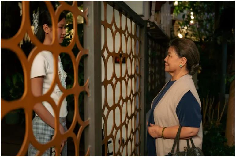 NSND Thanh Hoa cùng người thân trong buổi chiếu phim ra mắt tại Hà Nội. Ảnh: TV