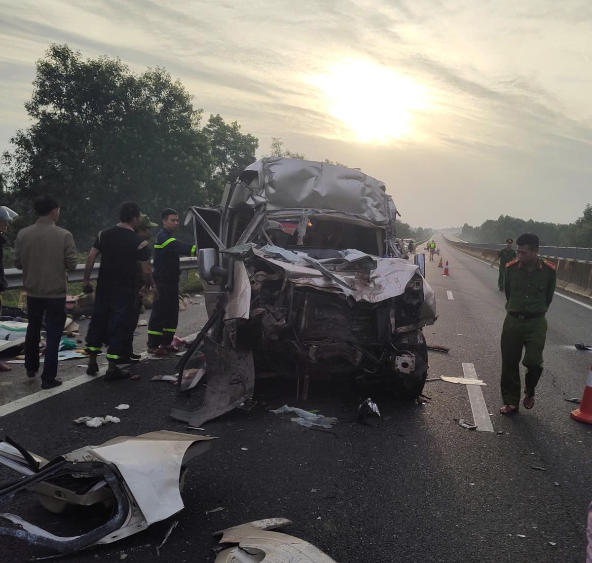 Thượng tá Trần Minh Nguyên - Phó Giám đốc Công an TP Đà Nẵng kiểm tra hiện trường vụ tai nạn.
