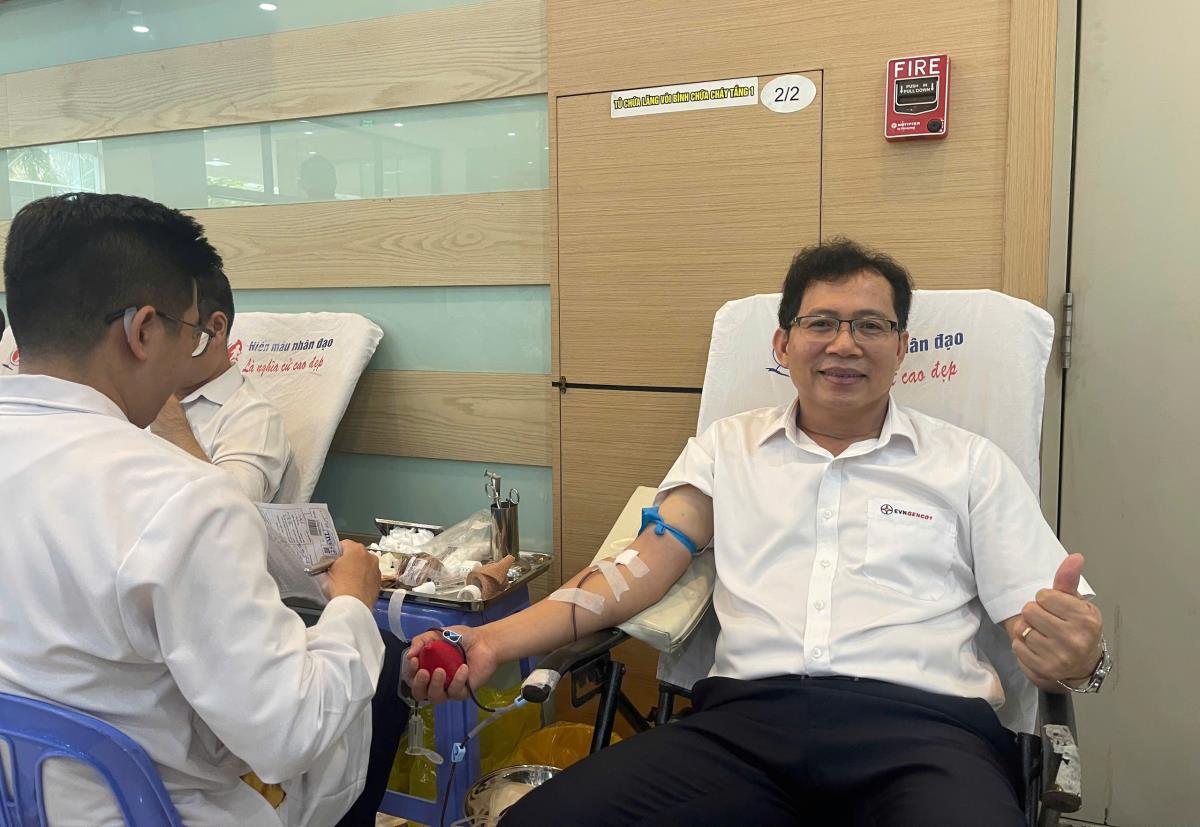 CBCNV Công ty thủy điện Sông Tranh tham gia hiến tại tại Chương trình Tuần lễ hồng EVN lần thứ XI.