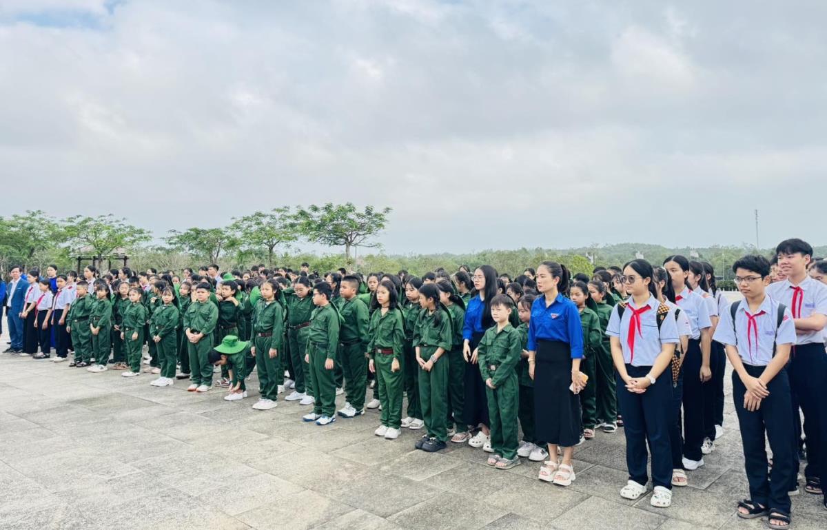 Các em đội viên tiêu biểu chụp hình kỷ niệm tại Tượng đài Mẹ Việt Nam Anh hùng.