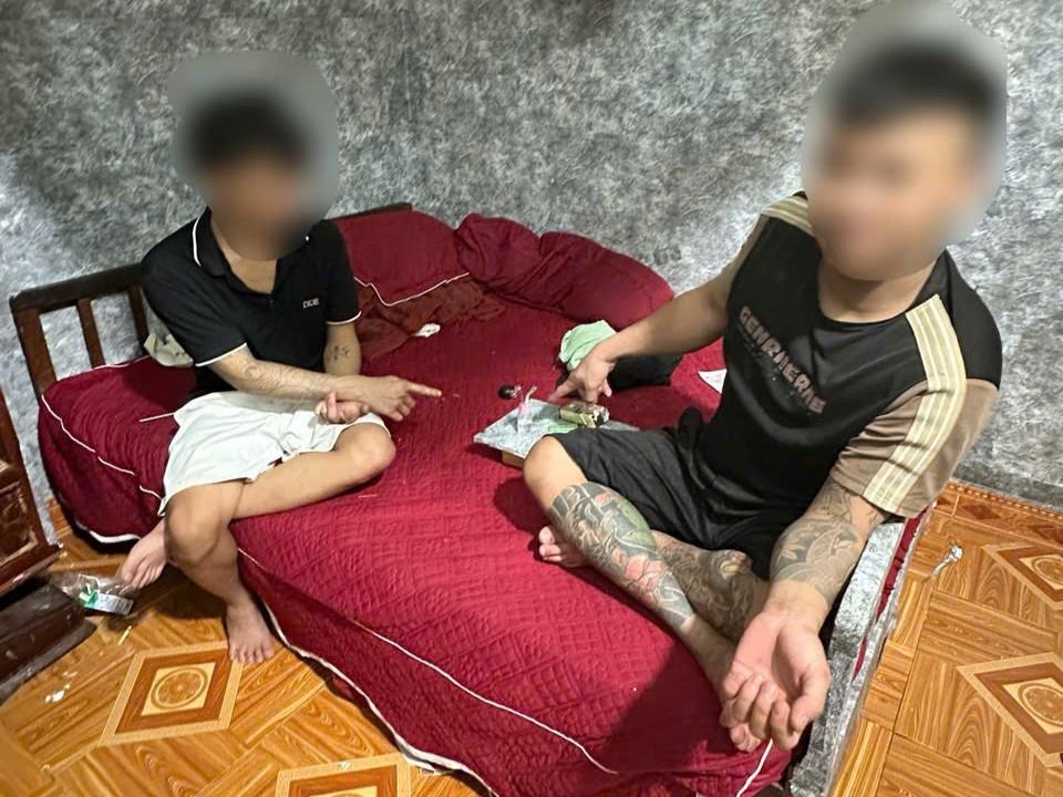 N.M.U. và H.V.H. bị bắt quả tang sử dụng trái phép chất ma túy.